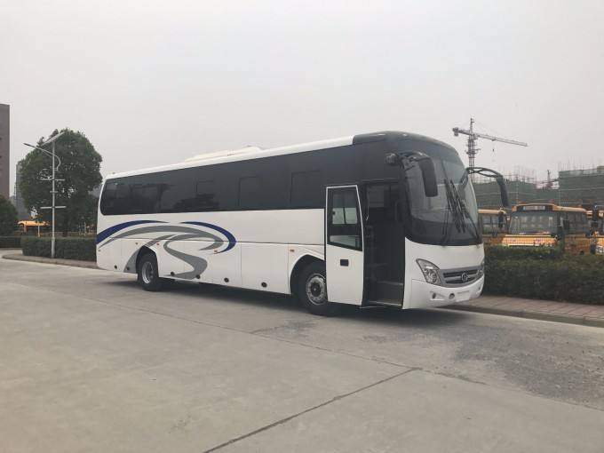 13.7m 65 Seats Luxury Long Route Bus Image1