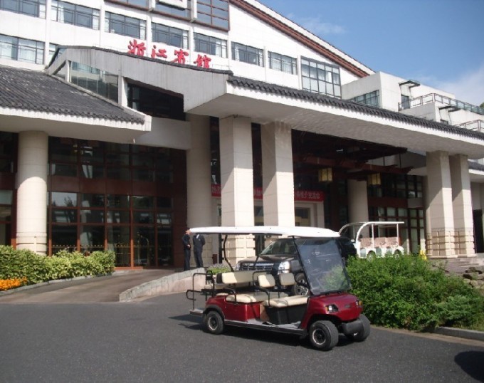 Red 6 Seats Electric Golf Sightseeing Cart (LT-A4+2) Image1