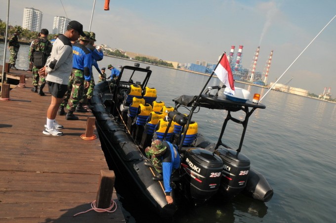 Funsor Fiberglass Hull Large Military Boat (FQB-R900) Image1