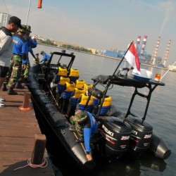 Funsor Fiberglass Hull Large Military Boat (FQB-R900)