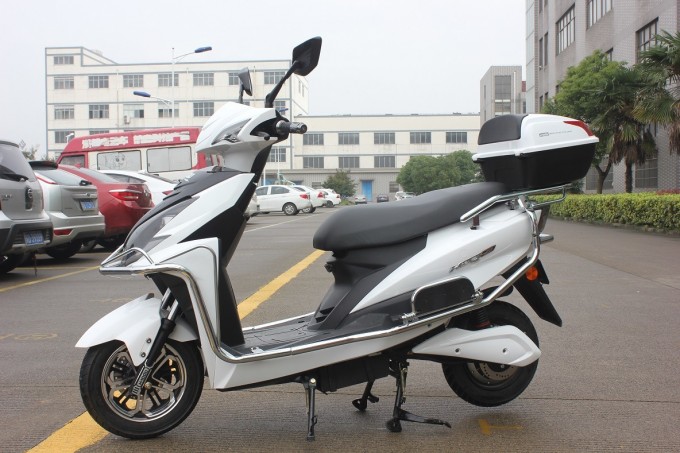 China Hot Selling Scooter Electric Motorcycle for Commuter Work Image1