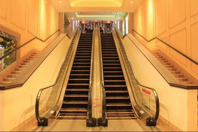 Standard Hight Quality Economic Escalator Indoor & Outer Door Image1