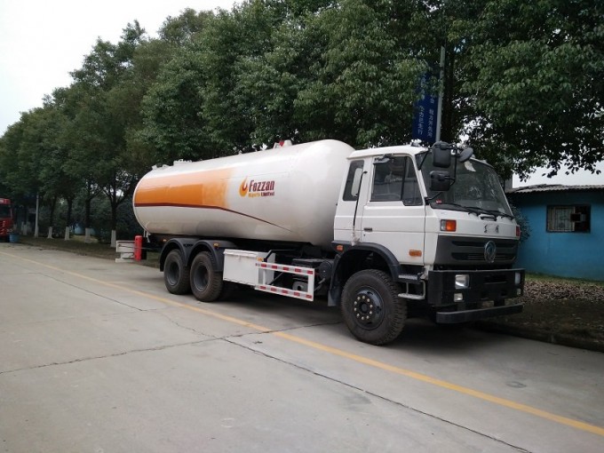 Dongfeng 10-Wheel 6X4 20000Liters 20CBM 10MT 10Tons LPG Tank Truck Image1