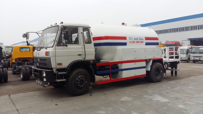 China Supplier 10 Cbm Bobtail Tanker LPG Bobtail Truck Image1
