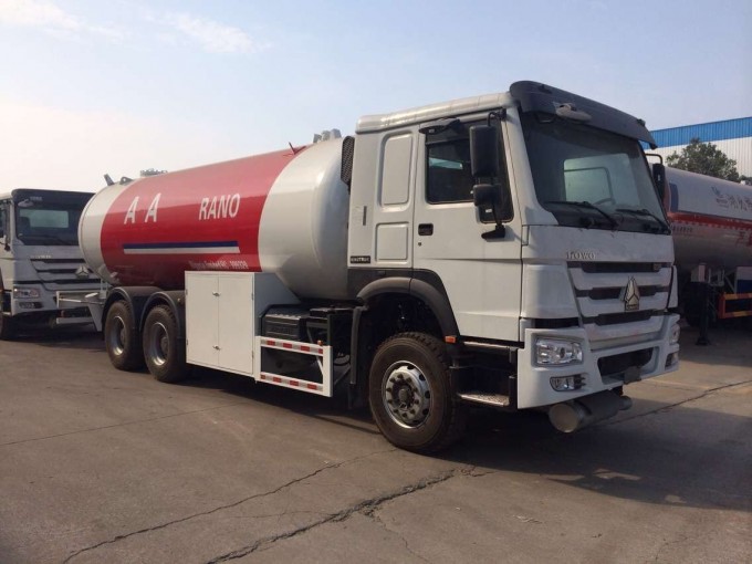 SINOTRUK HOWO 10-Wheel 6X4 20000Liters 20cbm 10MT 10Tons LPG Bobtail Truck Image1