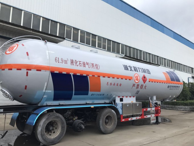 JOST Landing Legs with 3 BPW Axles 61,900 Liters LPG Tank Trailer Image1